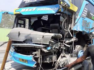 Sopir Ngantuk, Bus Tabrak Truk Tronton di Tol Cipularang