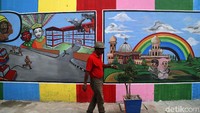 Mural yang menghiasi perkampungan padat penduduk itu bertemakan edukasi.