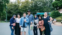 Foto: Instagram @jordionsuJordi Onsu dan rekannya tak lupa mengabadikan foto saat travelling. Mereka memegang segelas kopi di tangannya.