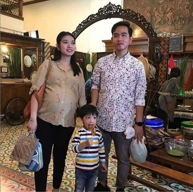 Selvi Ananda mengungkapkan kepada wartawan saat ditemui di Solo baru-baru ini bersama Gibran, bahwa dirinya diperkirakan akan melahirkan pada pertengahan November 2019. Kalau untuk HPL-nya bulan depan pertengahan lah. Jadi tinggal setengah bulan lagi, ujarnya akhir Oktober 2019 kemarin. Foto: Instagram @janethesf4ns