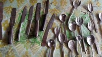 Peralatan makan dan pisau yang dibuat dengan model klasik ini dari bahan stainless dan besi. Kemudian bahan baku didatangkan dari Semarang, Yogyakarta dan daerah lainnya.