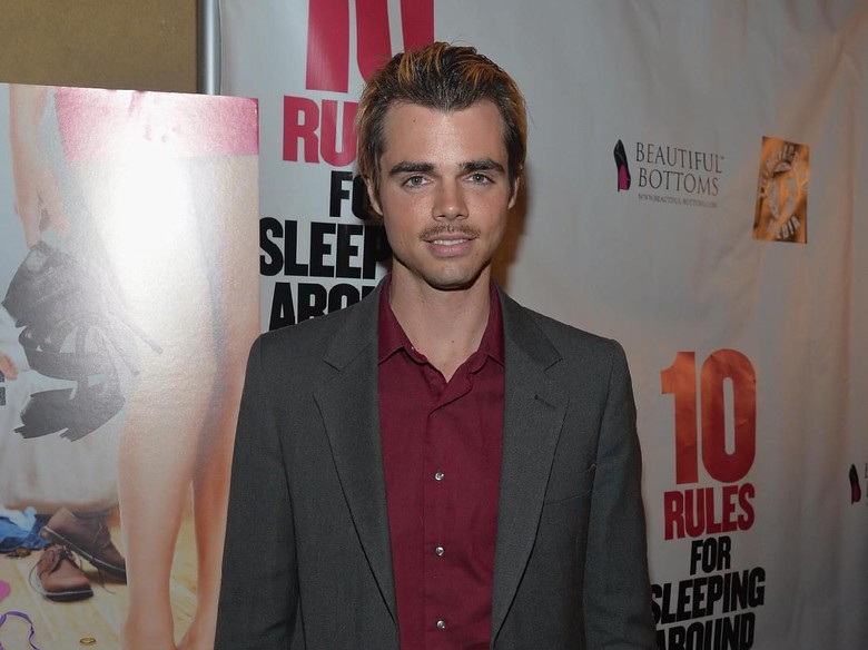 Reid Ewing operasi plastik agar mirip Brad Pitt. Foto: Alberto E. Rodriguez/Getty Images Reid Ewing operasi plastik agar mirip Brad Pitt. Foto: Alberto E. Rodriguez/Getty Images