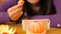Penyanggah ponsel ini bisa bikin siapa pun ngiler saat melihatnya. Bentuknya persis jeruk Mandarin asli dengan harga USD 65.99 atau Rp 927.000. Foto: Instagram @ebaybae