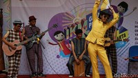 Selain menampilkan beragam produk dari para pelaku IKM, pameran ini juga dimeriahkan dengan penampilan dari sejumlah seniman.