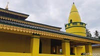 Untuk diketahui, pembangunan Masjid Raya Sultan Riau yang ada di Pulau Penyangat dibangun ada tahun 1761. Dan masjid yang ada di Pulau Buru dipercaya lebih tua dari itu (Foto: Ahmad Masaul Khoiri/detikcom)