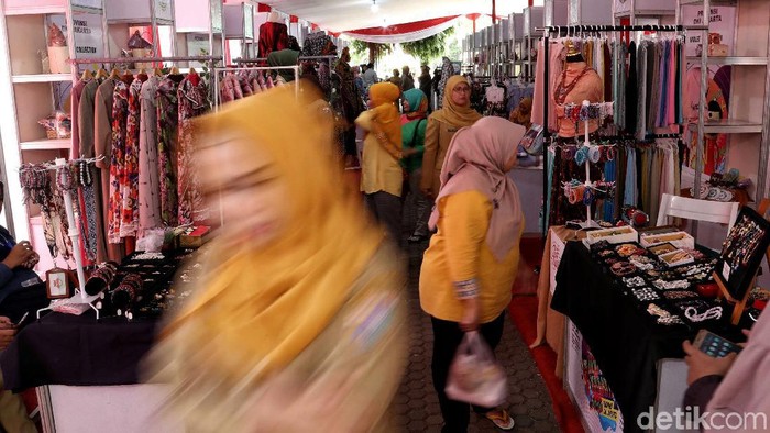 Pameran IKM Kreatif digelar di Kantor Wali Kota Jakarta Utara. Berbagai produk rumahan menarik mulai dari makanan, lukisan, hingga aksesoris ditampilkan di sana