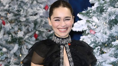Penampilan Memesona Emilia Clarke dengan Plunging Dress