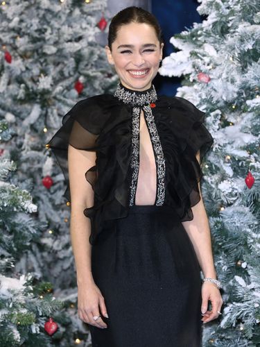 7 Fakta Mengejutkan Emilia Clarke, Artis yang Ajak Kencan Donatur Corona