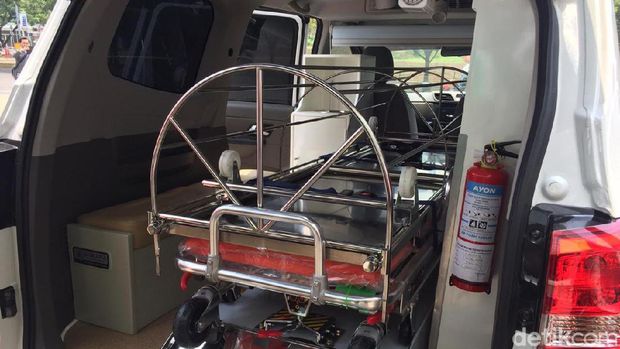Meski terlihat kecil mobil ambulans Wuling bisa mengangkut keranda