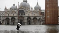 Diprediksi puncak gelombang tinggi di Venesia akan terjadi di level 140 cm pada Selasa malam waktu setempat.
