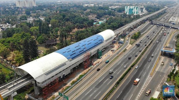 Suasana Stasiun kereta ringan (light rail transit/LRT) Jakarta-Bogor-Depok-Bekasi (Jabodebek) di Kawasan Cibubur, Jawa Barat, Selasa (12/11/2019).  (CNBC Indonesia/Andrean Kristianto)