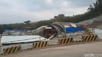 Kondisi ini diduga terjadi akibat aktivitas pembangunan terowongan kereta cepat Jakarta-Bandung yang berada sekitar 10 meter di bawah bangunan rumah warga.