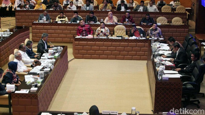 Menteri PUPR Basuki Hadimuljono mengikuti rapat kerja dengan Komisi V DPR. Basuki akan memangkas eselon IV pada bulan Desember 2019.
