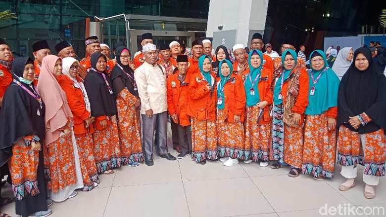 Tiba di Indonesia, Jemaah Umrah Marbut-Majelis Taklim DKI Disambut Keluarga Tiba di Indonesia, Jemaah Umrah Marbut-Majelis Taklim DKI Disambut Keluarga