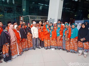 Tiba di Indonesia, Jemaah Umrah Marbut-Majelis Taklim DKI Disambut Keluarga