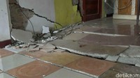 Hal senada dikatakan Nani Sumarni yang rumahnya juga dikategorikan rusak berat. Ia kini terpaksa harus meninggalkan rumah demi keselamatan. Ia bersama keluarganya mengontrak di tempat yang lebih aman.
