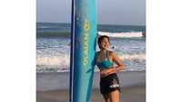 Amala juga senang kegiatan yang menantang. Lihat dia sedang bersiap-siap buat surfing. (Instagram/@amalapaul)