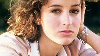 Jennifer Grey dikenal sebagai salah satu bintang AS. Ia melakukan operasi plastik di hidungnya. Foto: Dok. Paramount Pictures