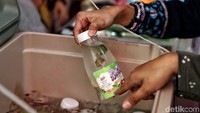 Selain itu, melalui pameran IKM Kreatif tersebut para pengunjung dapat semakin mencintai berbagai produk buatan lokal karena tak kalah menarik dari buatan asing.