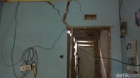 Awalnya kerusakan muncul berupa retakan kecil. Seiring waktu retakan tersebut melebar hingga kurun waktu 2 bulan terakhir.