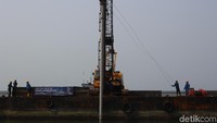 Proses ground breaking ini diawali dengan penancapan tiang (Intan/detikcom)  