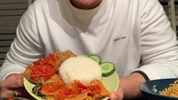Foto: Instagram @jordionsuSaat berada di Belanda dan kangen Indonesia, Jordi kerap membuat ayam geprek kesukaannya.