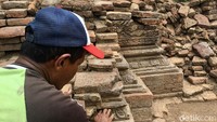 Penjaga Candi Watesumpak Kuswari (45) mengatakan, situs purbakala ini pertama kali ditemukan mendiang bapaknya pada Oktober 2008. Saat itu almarhum Pairin sedang menggali tanah di lokasi untuk membuat bata merah. Karena dia meyakini tanah tempat penemuan Candi Watesumpak milik keluarganya.