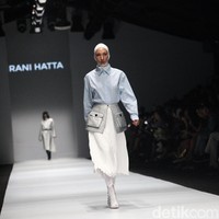 Fashion show Rani Hatta bertema Convergence menampilkan busana feminin maskulin di Jakarta Fashion Week 2020, Senayan City, Jakarta. Sabtu [26/10/2019]. Foto: Rifkianto Nugroho/detikcom