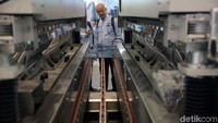 Mesin dan teknologi terbaru industri kaca juga ditampilkan.