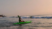Dilihat dari unggahan fotonya, gadis kelahiran tahun 1991 ini memang hobi ke pantai. Dia juga sempat menjajal main kayak. (Instagram/@amalapaul)
