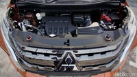   Adapun untuk variannya, Xpander Cross ditawarkan dalam tiga pilihan tipe, yakni tipe A/T, M/T, dan A/T dengan tambahan paket leather seat premium package.