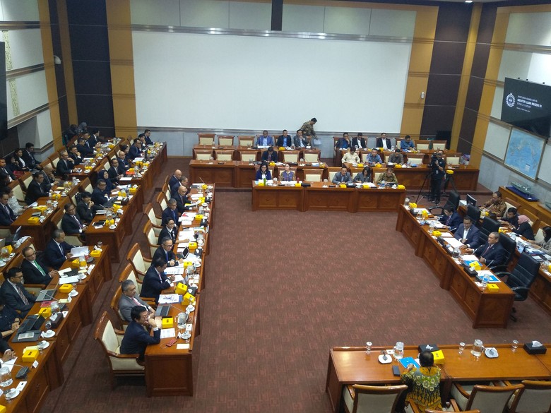 Rapat Komisi I DPR, Adian Napitupulu Enggan Puji Retno yang Jadi Menlu Lagi Rapat Komisi I DPR, Adian Napitupulu Enggan Puji Retno yang Jadi Menlu Lagi