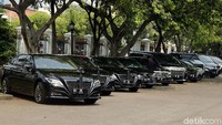 Dereta mobil menteri Kabinet Indonesia Maju terparkir di halaman Istana Negara.