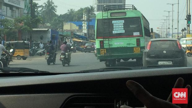 Mobil-mobil tidak diperbolehkan pakai kaca film lebih gelap.