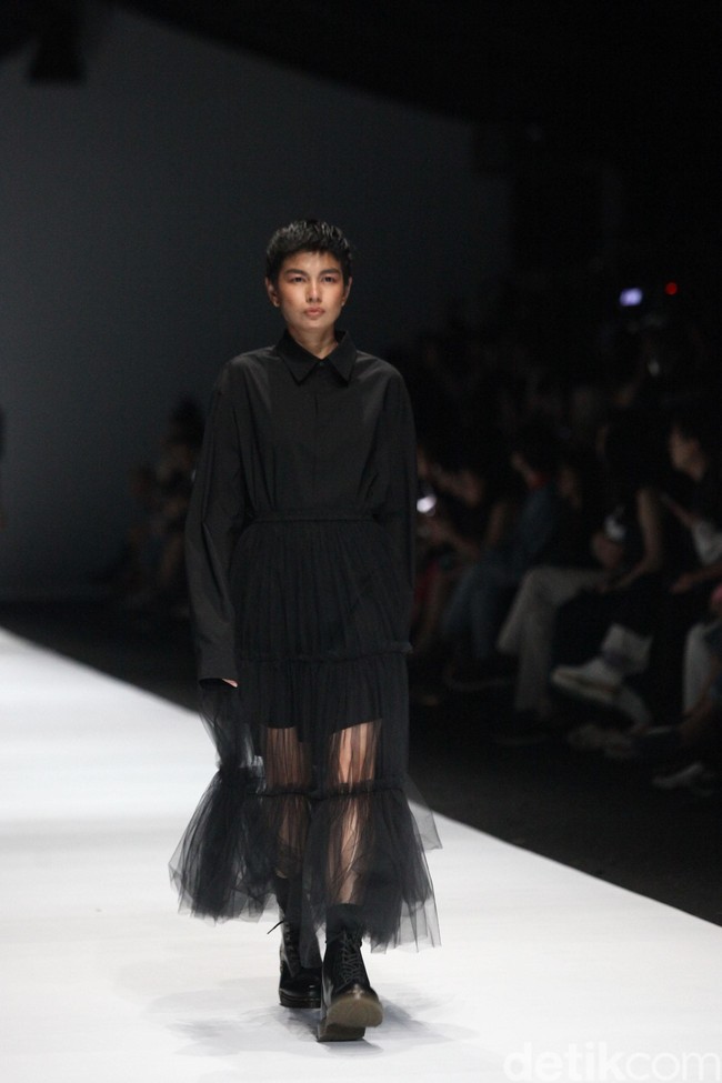 Fashion show Rani Hatta bertema Convergence menampilkan busana feminin maskulin di Jakarta Fashion Week 2020, Senayan City, Jakarta. Sabtu [26/10/2019]. Foto: Rifkianto Nugroho/detikcom