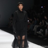 Fashion show Rani Hatta bertema Convergence menampilkan busana feminin maskulin di Jakarta Fashion Week 2020, Senayan City, Jakarta. Sabtu [26/10/2019]. Foto: Rifkianto Nugroho/detikcom