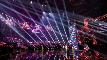 Karyawan Alibaba tumpah ruah menyambut Singles Day dalam perayaan yang dihadiri petinggi Alibab serta para bintang di dunia hiburan. Foto: Alibaba