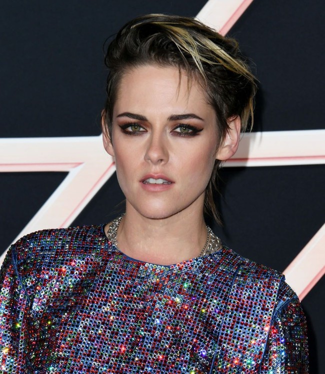 Seperti biasa, Kristen menata rambut pendeknya dengan efek basah dan dibuat sedikit acak. Sementara untuk riasan wajah, ia tetap bertahan dengan gaya smokey eyes dan lipstik nude. Foto: Jon Kopaloff/Getty Images