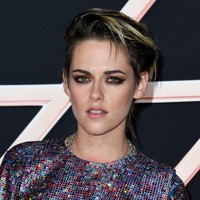 Seperti biasa, Kristen menata rambut pendeknya dengan efek basah dan dibuat sedikit acak. Sementara untuk riasan wajah, ia tetap bertahan dengan gaya smokey eyes dan lipstik nude. Foto: Jon Kopaloff/Getty Images
