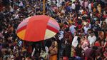 Ribuan Umat Hindu Menyemut di Sungai Gangga
