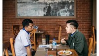 Foto: Instagram @jordionsuLakukan food testing di Bensunda (restoran terbaru keluarga Onsu), Jordi menyantap makan siang bersama salah satu karyawan.
