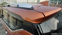  Di bagian atap tersemat roof rail yang siap ditambahkan roof rack dan roof box untuk meningkatkan daya angkut.  
