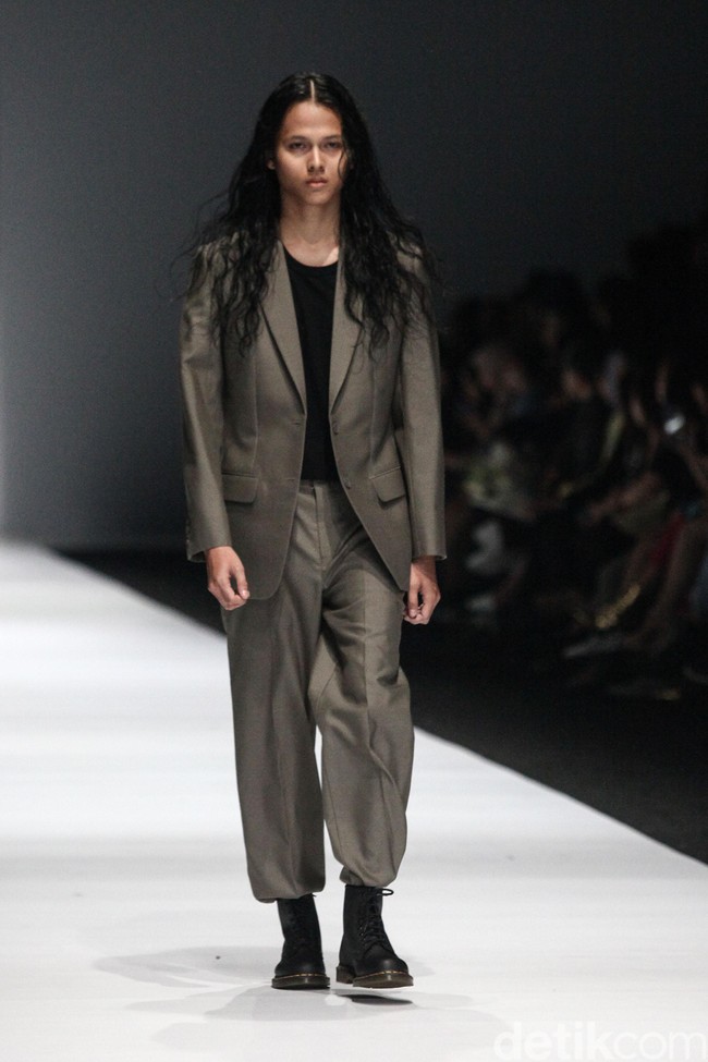 Fashion show Rani Hatta bertema Convergence menampilkan busana feminin maskulin di Jakarta Fashion Week 2020, Senayan City, Jakarta. Sabtu [26/10/2019]. Foto: Rifkianto Nugroho/detikcom