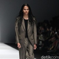 Fashion show Rani Hatta bertema Convergence menampilkan busana feminin maskulin di Jakarta Fashion Week 2020, Senayan City, Jakarta. Sabtu [26/10/2019]. Foto: Rifkianto Nugroho/detikcom