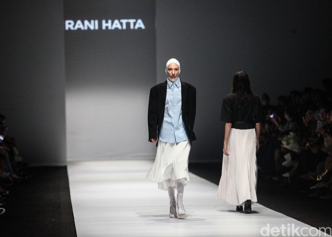 Fashion show Rani Hatta bertema Convergence menampilkan busana feminin maskulin di Jakarta Fashion Week 2020, Senayan City, Jakarta. Sabtu [26/10/2019]. Foto: Rifkianto Nugroho/detikcom