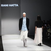 Fashion show Rani Hatta bertema Convergence menampilkan busana feminin maskulin di Jakarta Fashion Week 2020, Senayan City, Jakarta. Sabtu [26/10/2019]. Foto: Rifkianto Nugroho/detikcom