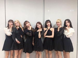Video: Sorak-sorai Miracle Meriahkan Panggung Perdana OH MY GIRL di Indonesia