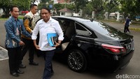 Tampak sejumlah menteri menggunakan mobil Toyota Crown 2.5 HV G-Executive, saat akan rapat terbatas di Istana, Jakarta, Selasa (12/11/2019).