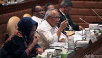 Menteri PUPR Basuki Hadimuljono mengikuti rapat kerja dengan Komisi V DPR RI periode 2019-2024 di Kompleks Parlemen, Senayan, Jakarta, Selasa (12/11/2019).