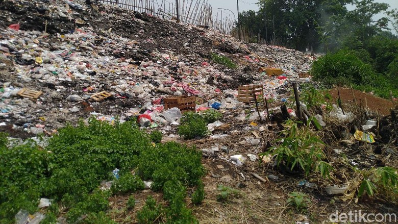Jorok! Tumpukan Sampah Menggunung Dekat Flyover Cileungsi Bogor Jorok! Tumpukan Sampah Menggunung Dekat Flyover Cileungsi Bogor